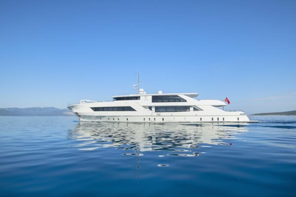 opus-yachting-motor-yacht-vetro-exterior-port-side-full-length