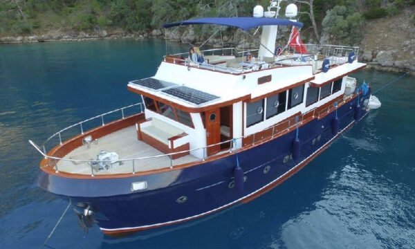 opus-yachting-trawler-daphne-11