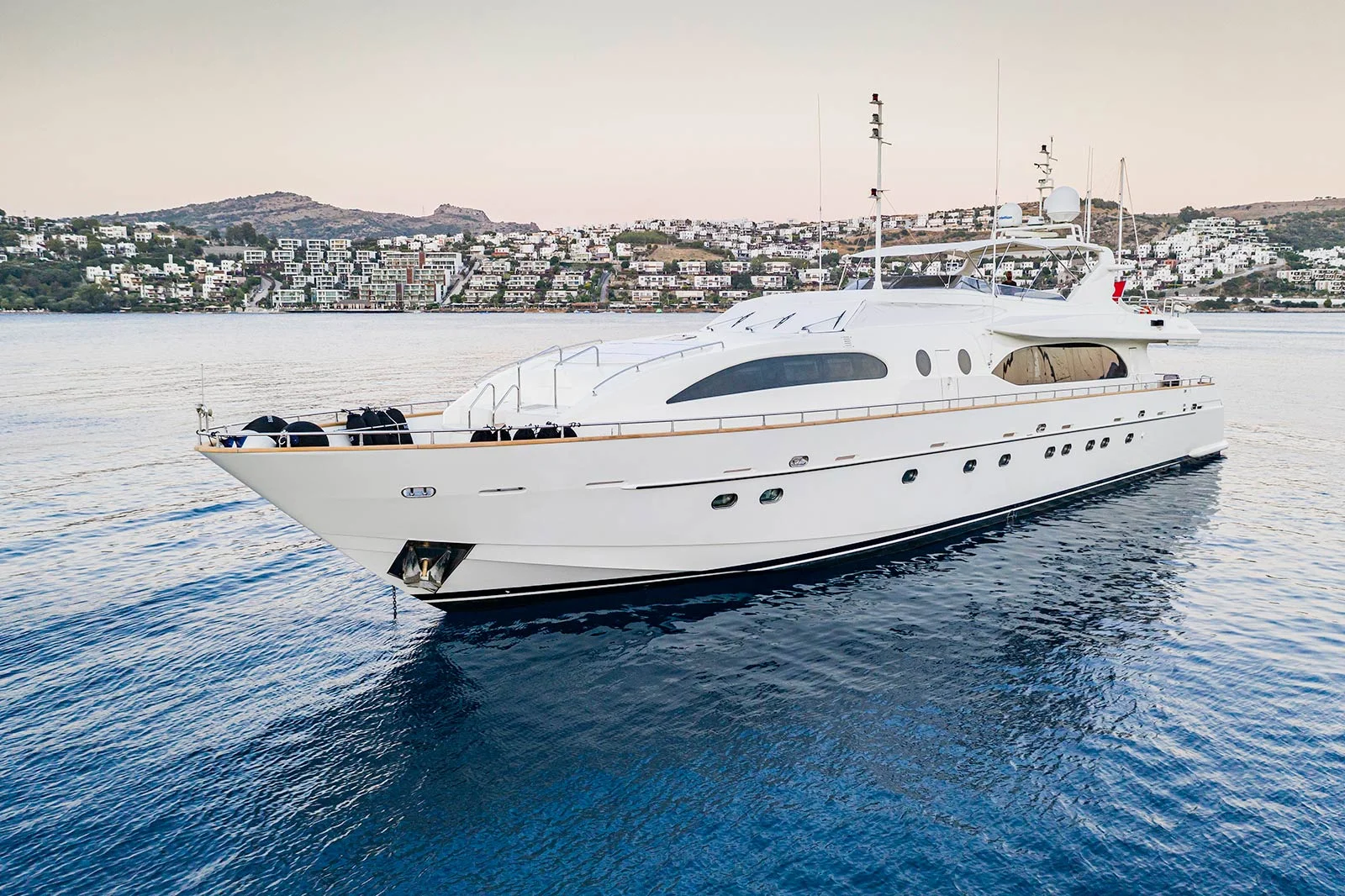 Sanref Falcon 115 motor yacht rental - Opus Yachting