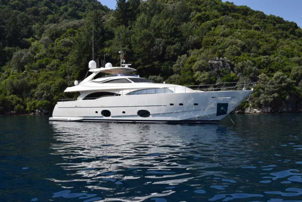 Motor yacht rentals - Opus Yachting