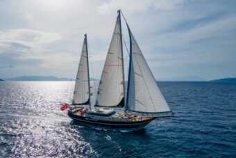 opusyachting_motor_sailer_blue_heaven_gulet_exterior_full_sailing_photo