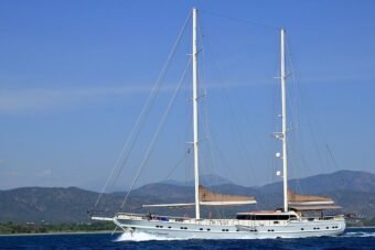 Queen of salmakis yacht for charter