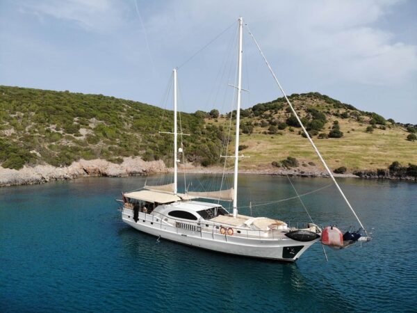opus-yachting-motor-sailer-queen-of-sea-blue-cruise-holidays